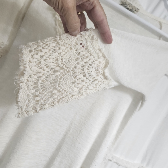 Gimmicks By Bke, Cream Crochet Trim Top. Size Small - Picture 6 of 8
